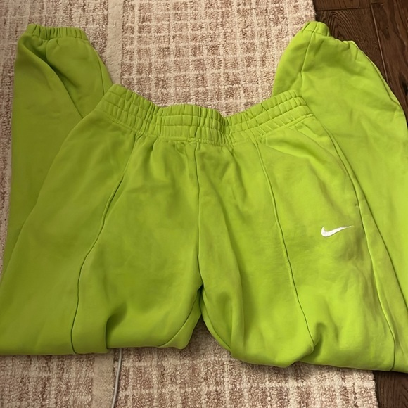 Women’s Nike Sweats - Picture 3 of 6